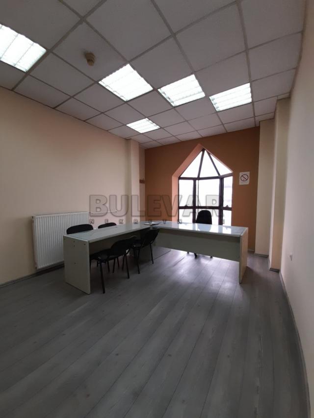 Izdaje se poslovni prostor u Dušanovom bazaru, 110m2, 500e