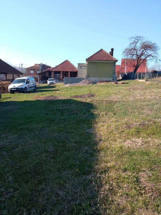 Izdavanje - Pomoćne zgrade u Kragujevcu, naselje Petrovac, ukupna površina 120 m2, plac površine 681