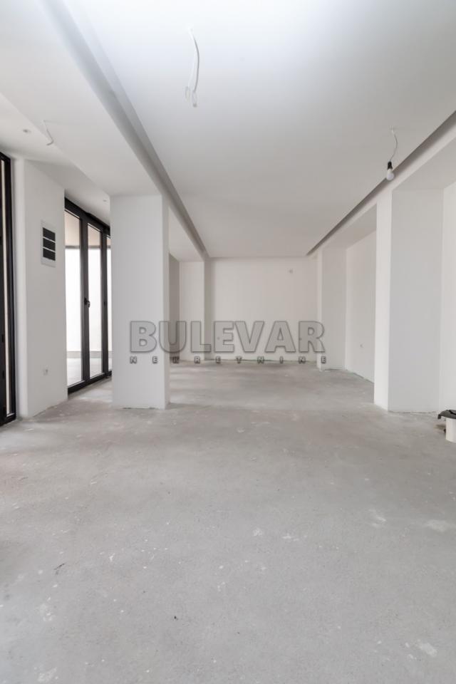 Izdaje se odličan poslovni prostor u epicentru grada, 260m2+100m2 dvorišnog dela