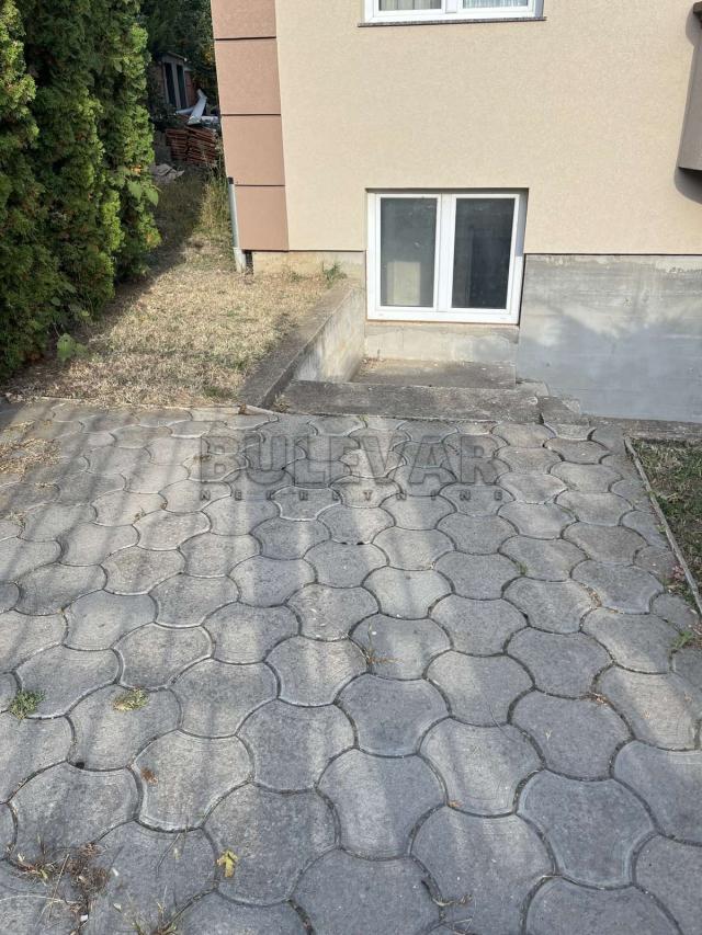 Izdaje se poslovni prostor na Pantaleju, 50m2!