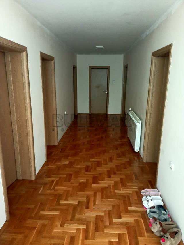 Pasi Poljana, Kuća 250m2, Plac 946m2