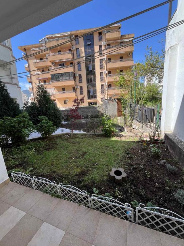 Kuća u Budvi na moru, dva troiposobna stana, površine po 98 m2, sa zasebnim ulazima, plac 320 m2