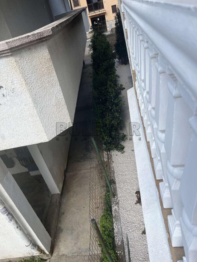 Kuća u Budvi na moru, dva troiposobna stana, površine po 98 m2, sa zasebnim ulazima, plac 320 m2