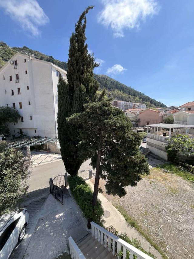 Kuća u Budvi na moru, dva troiposobna stana, površine po 98 m2, sa zasebnim ulazima, plac 320 m2