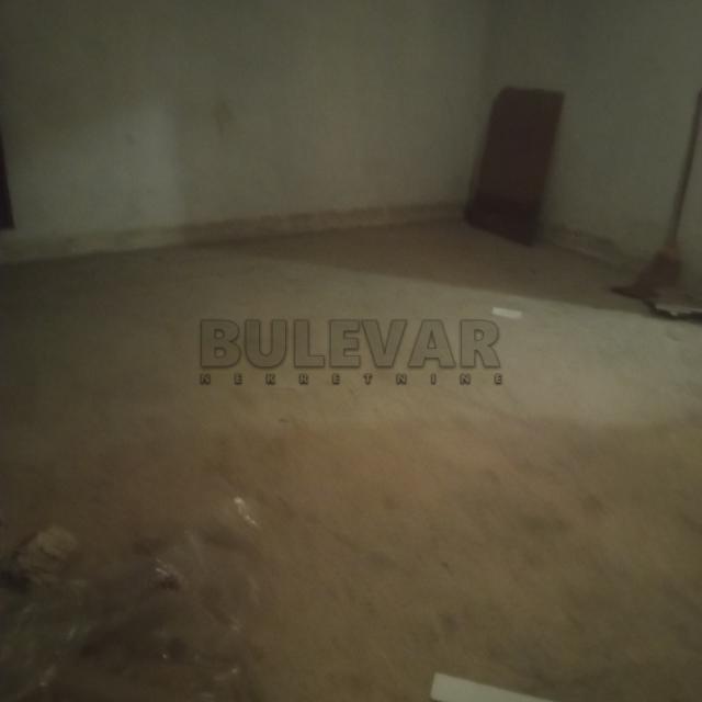 Kragujevac, lokal u centru, površine 45 m2, podrum 25 m2