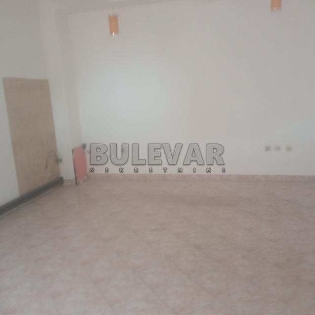 Kragujevac, lokal u centru, površine 45 m2, podrum 25 m2