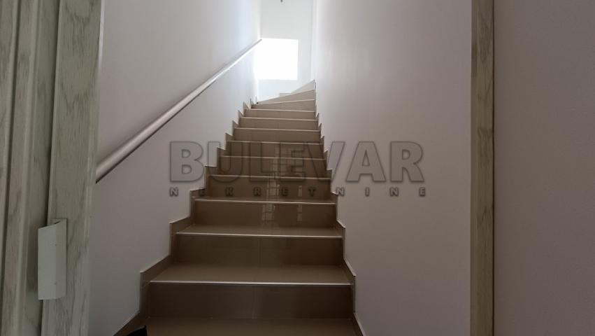 Kuća 200m2, plac 352m2, naselje Hisar