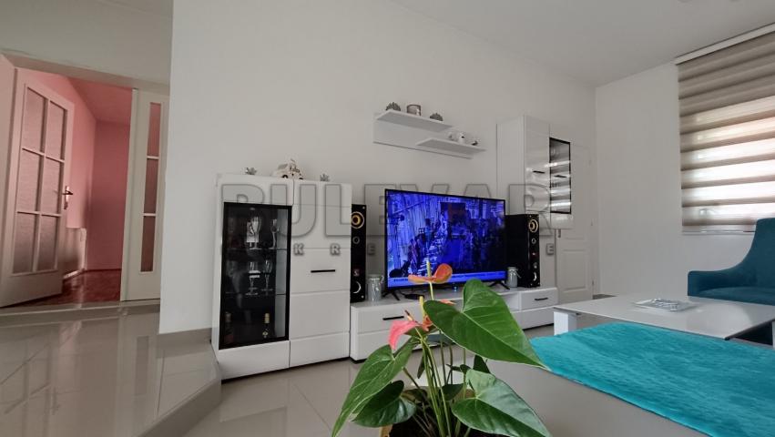 Kuća 200m2, plac 352m2, naselje Hisar