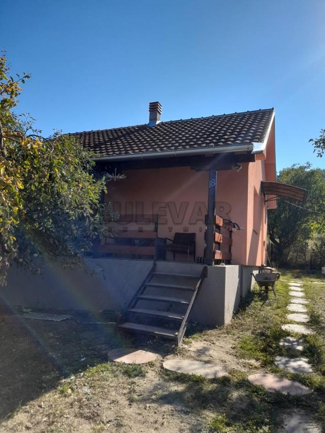 Vikend kuća, Prnjavor, 56m2, plac 8 ari