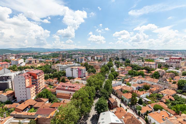 Lep, eksluzivan,  veliki stan, penthaus, na  zadnjem  spratu solitera, sa  pogledom, 120 m2