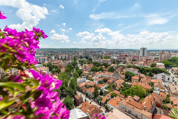 Lep, eksluzivan,  veliki stan, penthaus, na  zadnjem  spratu solitera, sa  pogledom, 120 m2