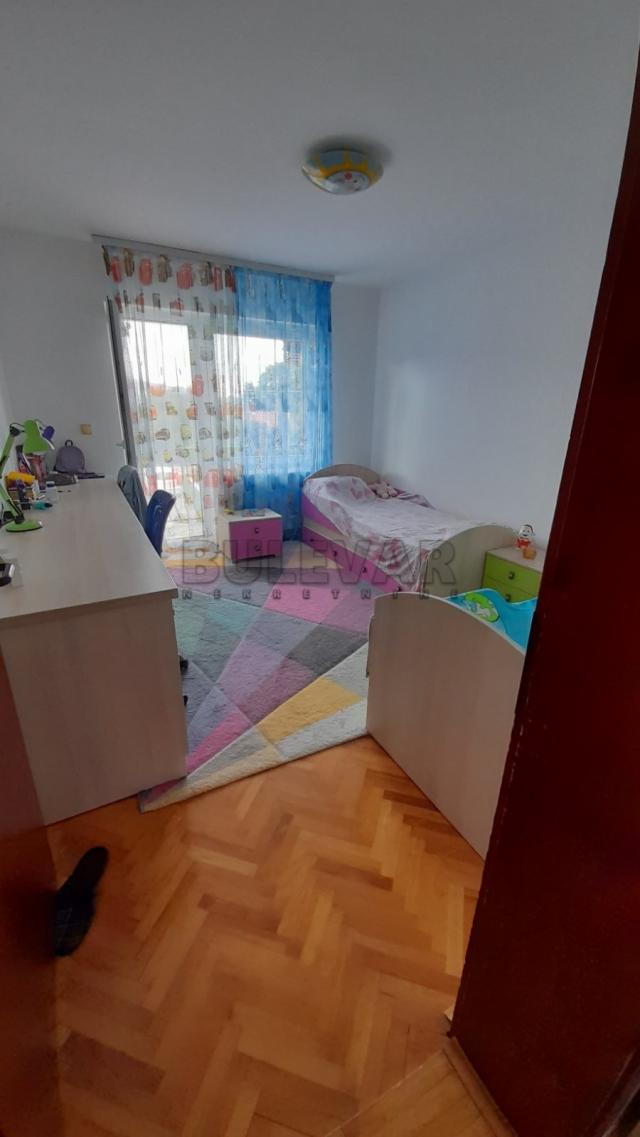 Lepa, kvalitetna  spratna  kuća  u  Belotincu, 230 m2, plac  7800 m2