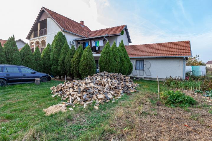 Na prodaju porodična kuća 300m2