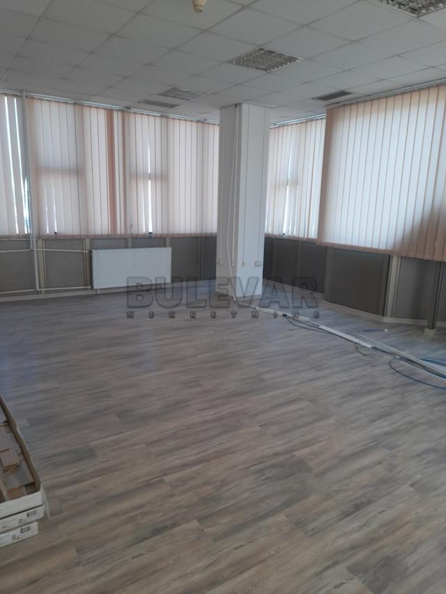 Odličan lokal,  kompletno opremljen, izdat, 156m2, centar, top ponuda