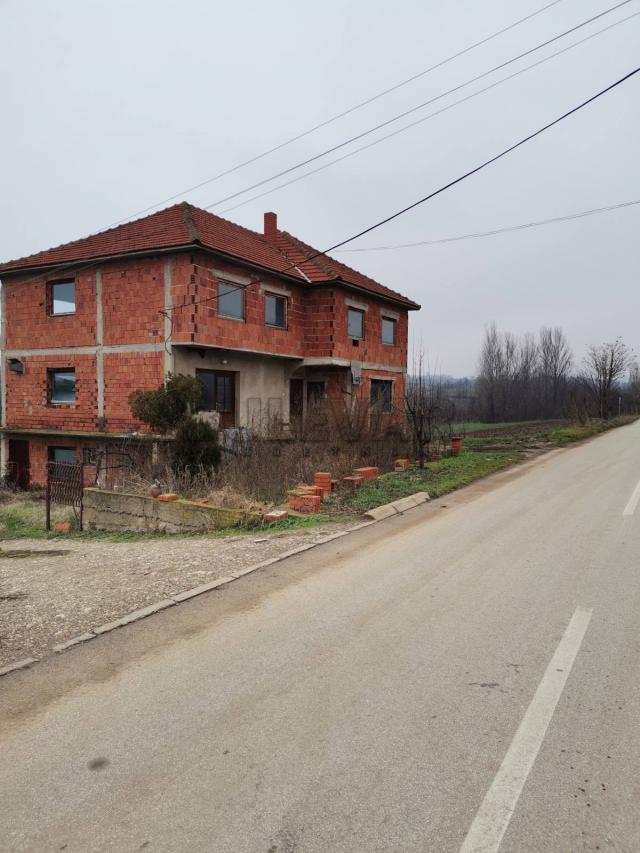 Kuća  u  Zaplanjskoj  Toponici, Gadžin  Han, 315 m2, plac 648 m2