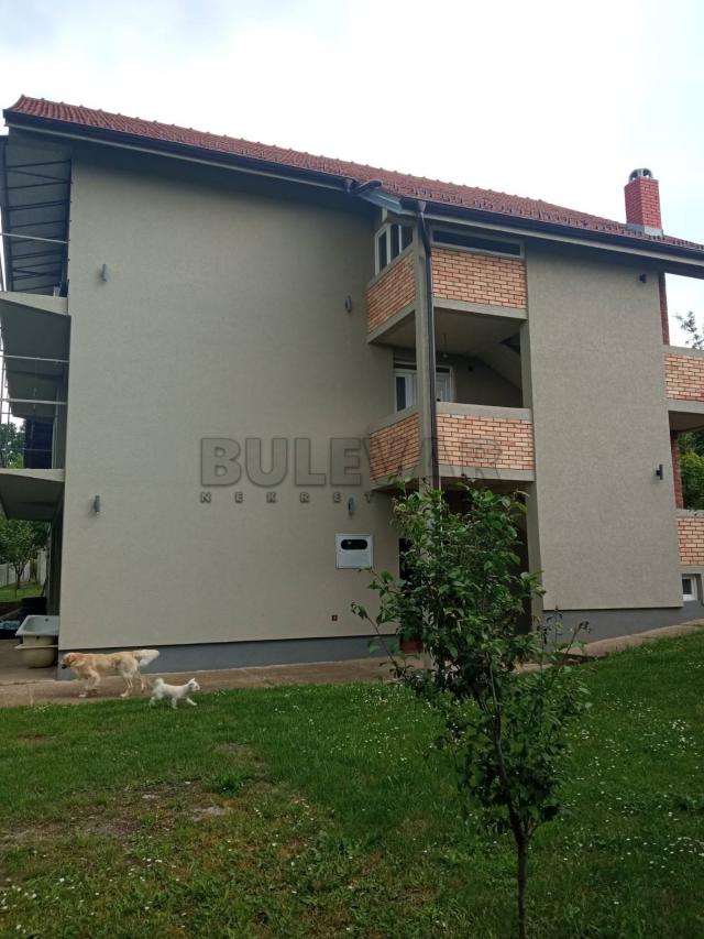 Dve kuće u Kragujevcu, naselje Erdeč, 340 m2 i 105 m2, plac 1042 m2