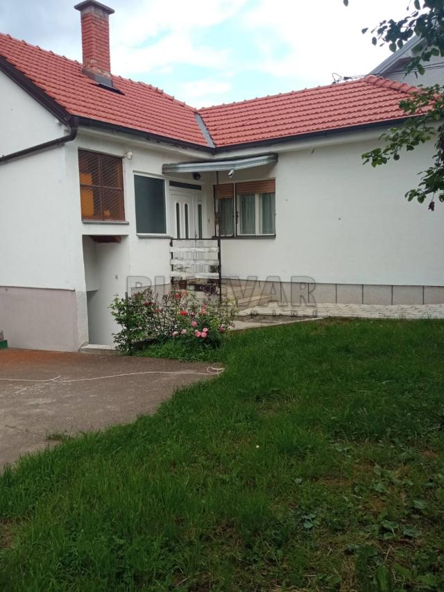 Dve kuće u Kragujevcu, naselje Erdeč, 340 m2 i 105 m2, plac 1042 m2