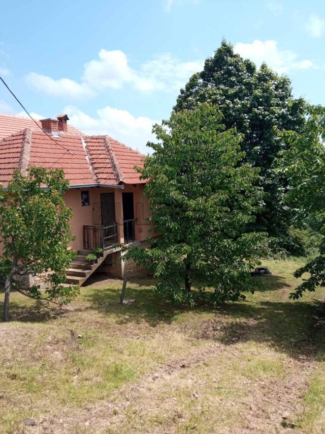 Vikend kuća, naselje Đuriselo – 45 m2 stambeni i 45 m2 podrumski deo, plac 1800 m2