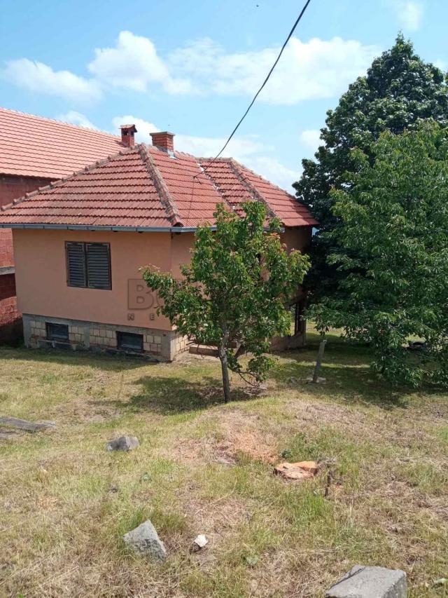 Vikend kuća, naselje Đuriselo – 45 m2 stambeni i 45 m2 podrumski deo, plac 1800 m2