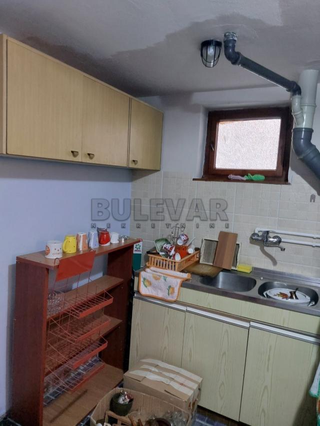 Kuća u Kragujevcu, naselje Jabučar – površina 60 m2 u osnovi, plac 494 m2