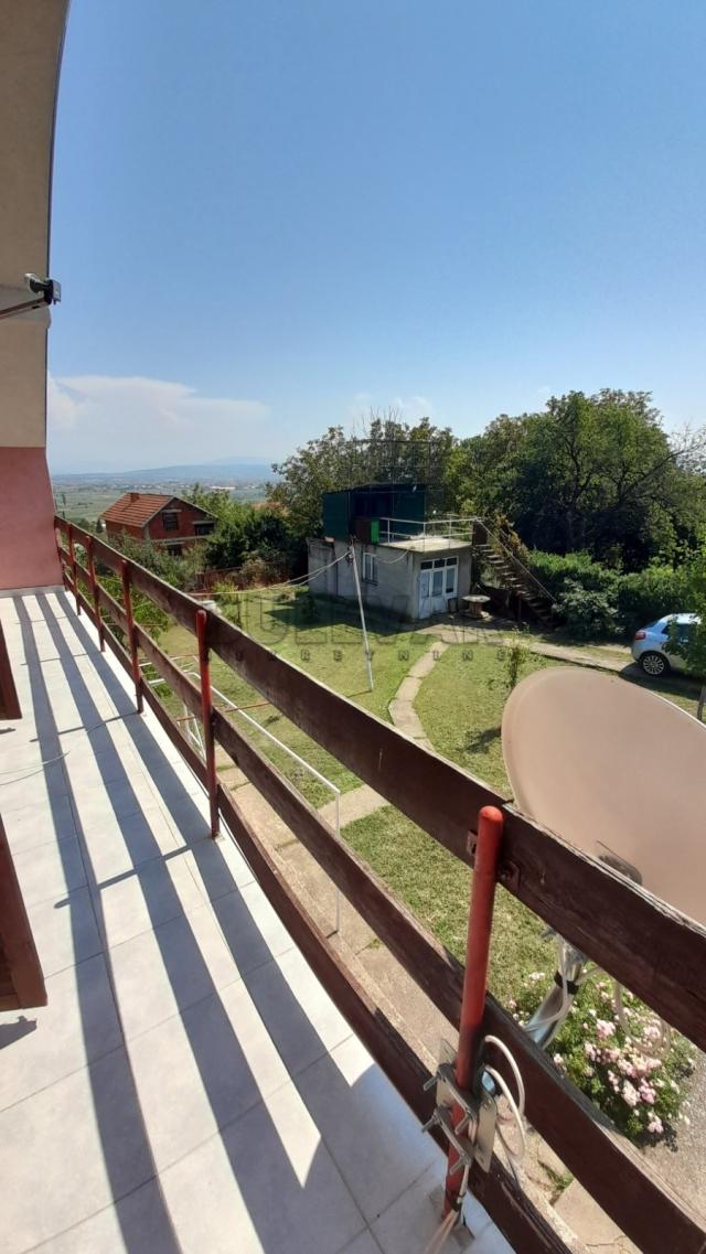 Lepa, novija kuća, 130 m2, plac  698 m2, na ravnom delu  Mramorskog  brda