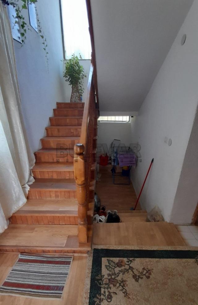 Lepa, novija kuća, 130 m2, plac  698 m2, na ravnom delu  Mramorskog  brda