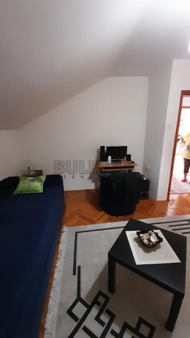 Lepa, novija kuća, 130 m2, plac  698 m2, na ravnom delu  Mramorskog  brda