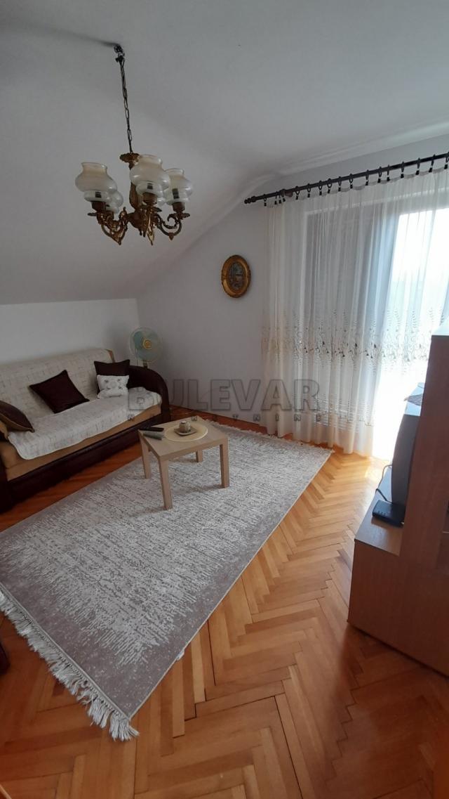 Lepa, novija kuća, 130 m2, plac  698 m2, na ravnom delu  Mramorskog  brda