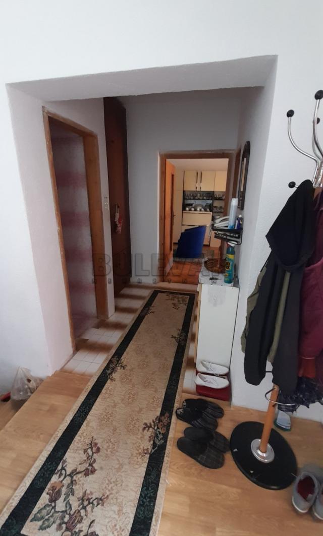 Lepa, novija kuća, 130 m2, plac  698 m2, na ravnom delu  Mramorskog  brda