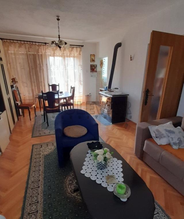 Lepa, novija kuća, 130 m2, plac  698 m2, na ravnom delu  Mramorskog  brda