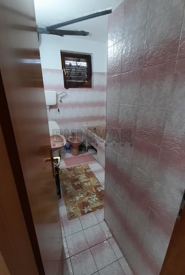 Lepa, novija kuća, 130 m2, plac  698 m2, na ravnom delu  Mramorskog  brda