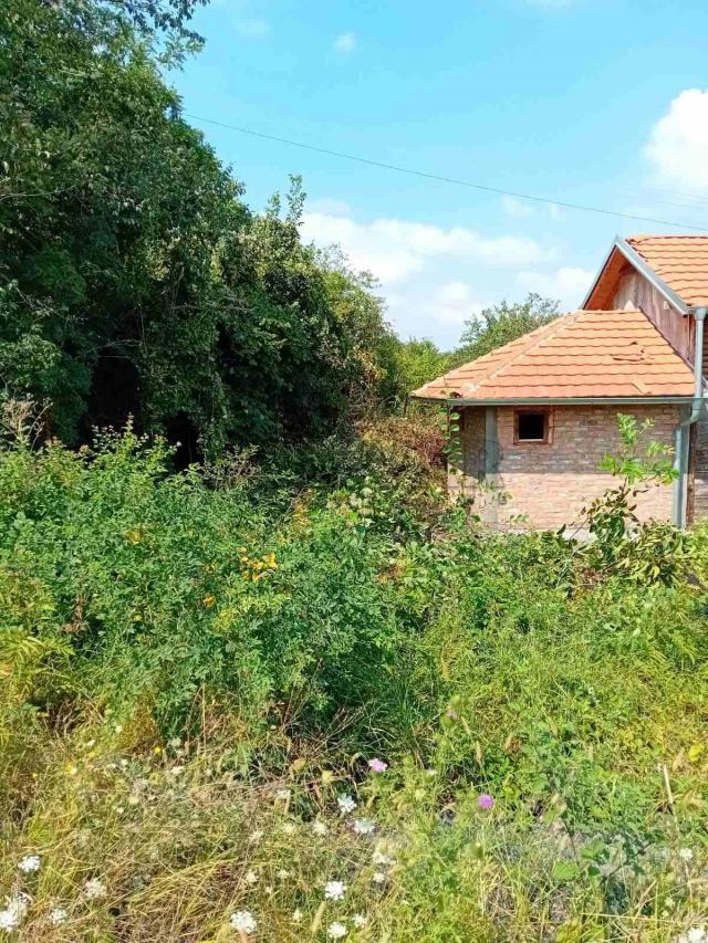 Plac sa vikendicom u Drenovcu kod Kragujevca -  površina placa 493 m2, građevinsko zemljište