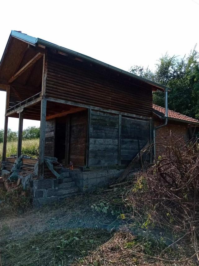 Plac sa vikendicom u Drenovcu kod Kragujevca -  površina placa 493 m2, građevinsko zemljište