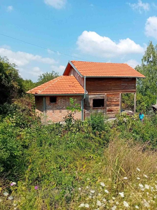 Plac sa vikendicom u Drenovcu kod Kragujevca -  površina placa 493 m2, građevinsko zemljište