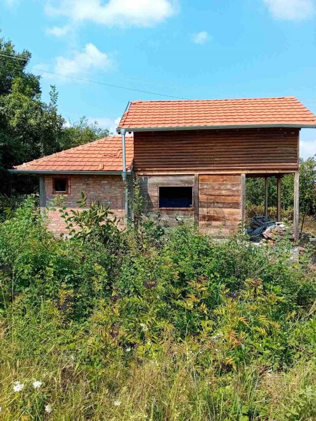 Plac sa vikendicom u Drenovcu kod Kragujevca -  površina placa 493 m2, građevinsko zemljište