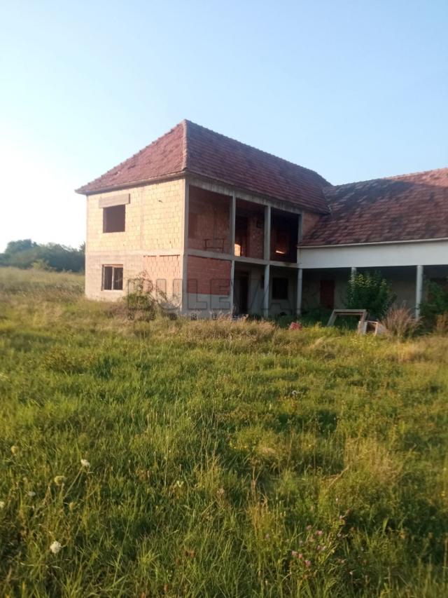 Resanik kod Kragujevca –objekat sa dva stana, površina 133 m2 i 207m2, plac 17723 m2