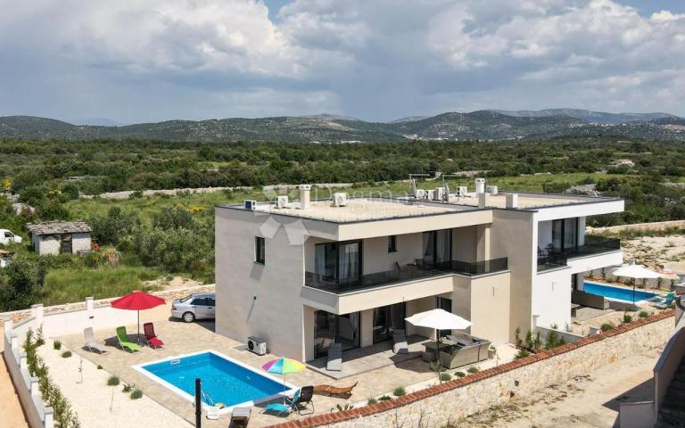 NOVOGRADNJA Vila s bazenom u blizini plaže Jadrija 140m2