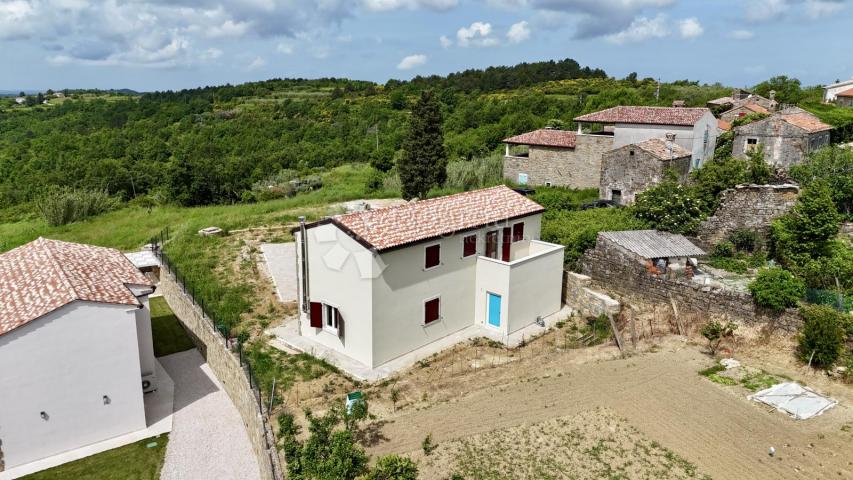 PREDIVNA KAMENA KUĆA S BAZENOM I POGLEDOM NA MORE