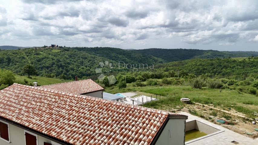 PREDIVNA KAMENA KUĆA S BAZENOM I POGLEDOM NA MORE