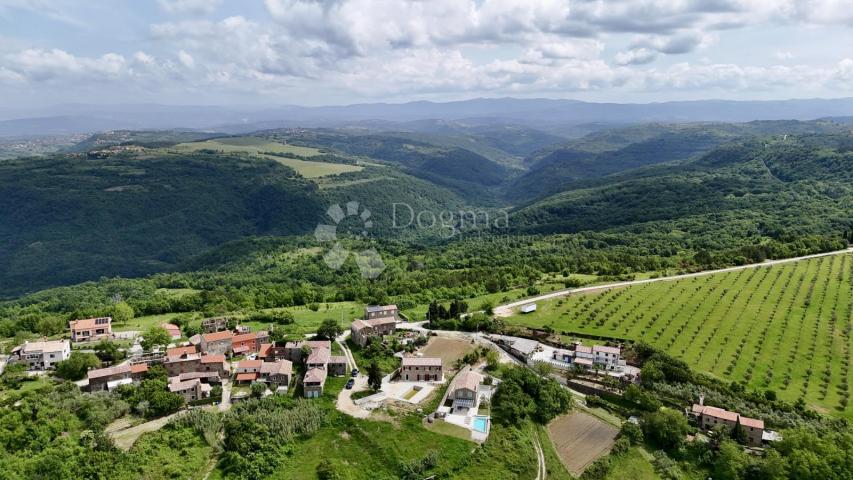 PREDIVNA KAMENA KUĆA S BAZENOM I POGLEDOM NA MORE