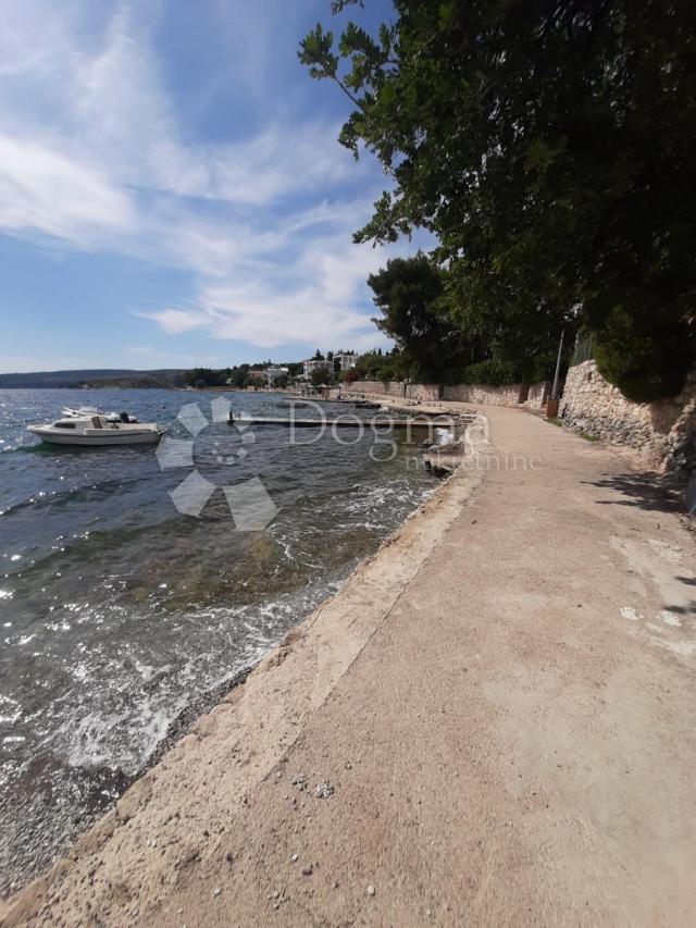 Stan sa dvorištem u blizini plaže