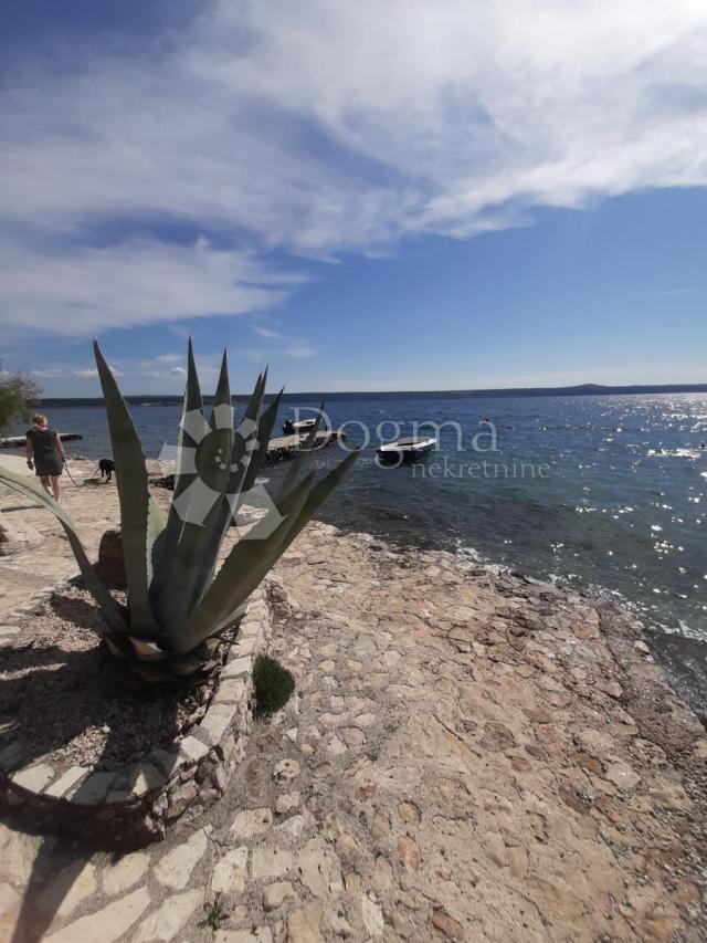 Stan sa dvorištem u blizini plaže