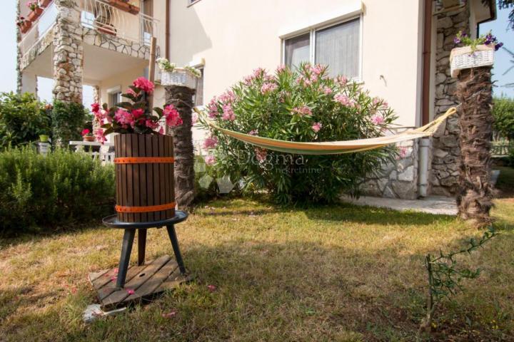 Kuća sa bazenom i 4 stambene jedinice - 600m od plaže 