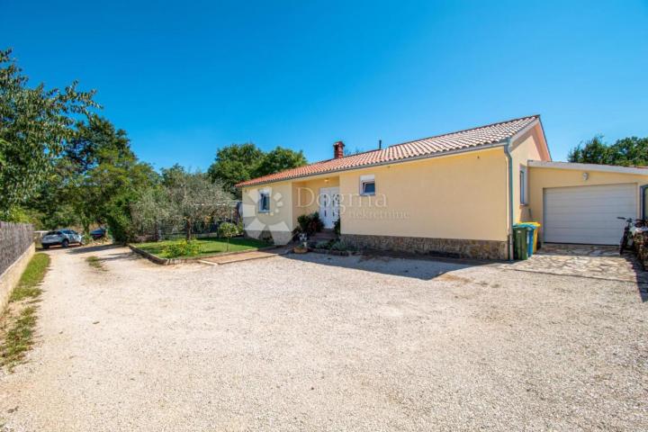 HOUSE WITH SWIMMING POOL AND TAVERN