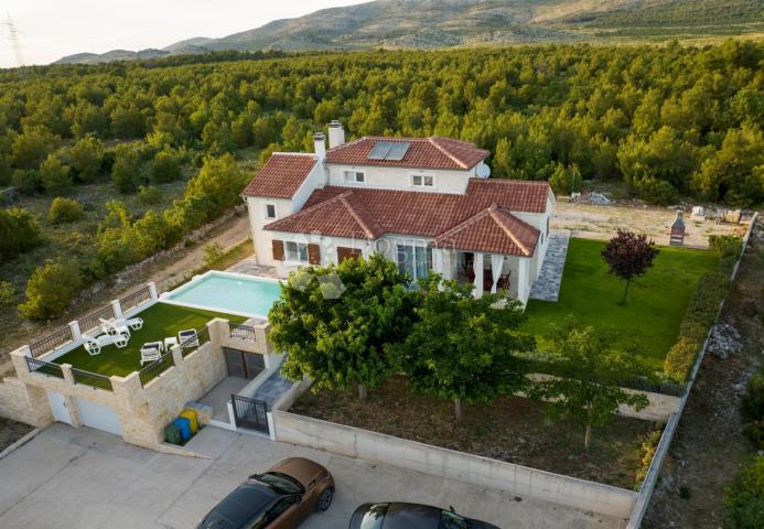 DUBRAVA NEAR ŠIBENIK - BEAUTIFUL VILLA WITH POOL, 282 m2