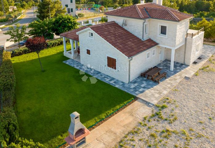 DUBRAVA NEAR ŠIBENIK - BEAUTIFUL VILLA WITH POOL, 282 m2