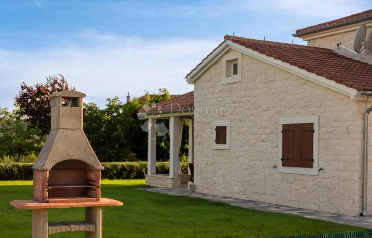 DUBRAVA NEAR ŠIBENIK - BEAUTIFUL VILLA WITH POOL, 282 m2