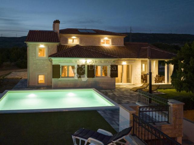 DUBRAVA NEAR ŠIBENIK - BEAUTIFUL VILLA WITH POOL, 282 m2