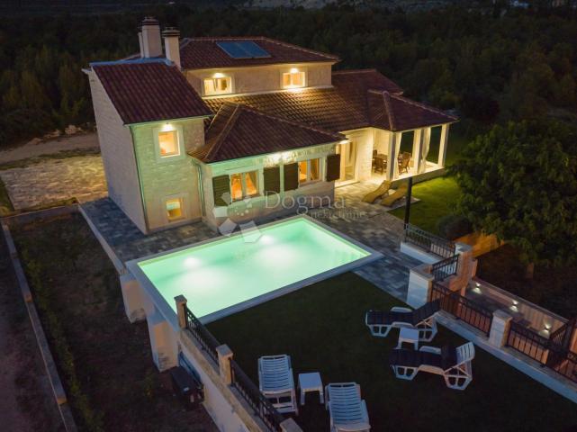 DUBRAVA NEAR ŠIBENIK - BEAUTIFUL VILLA WITH POOL, 282 m2