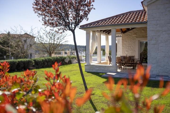 DUBRAVA NEAR ŠIBENIK - BEAUTIFUL VILLA WITH POOL, 282 m2